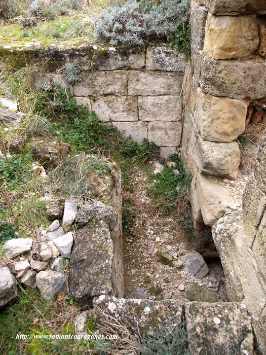 ESTRUCTURAS EXTERIORES AL PIE DEL MURO NORTE